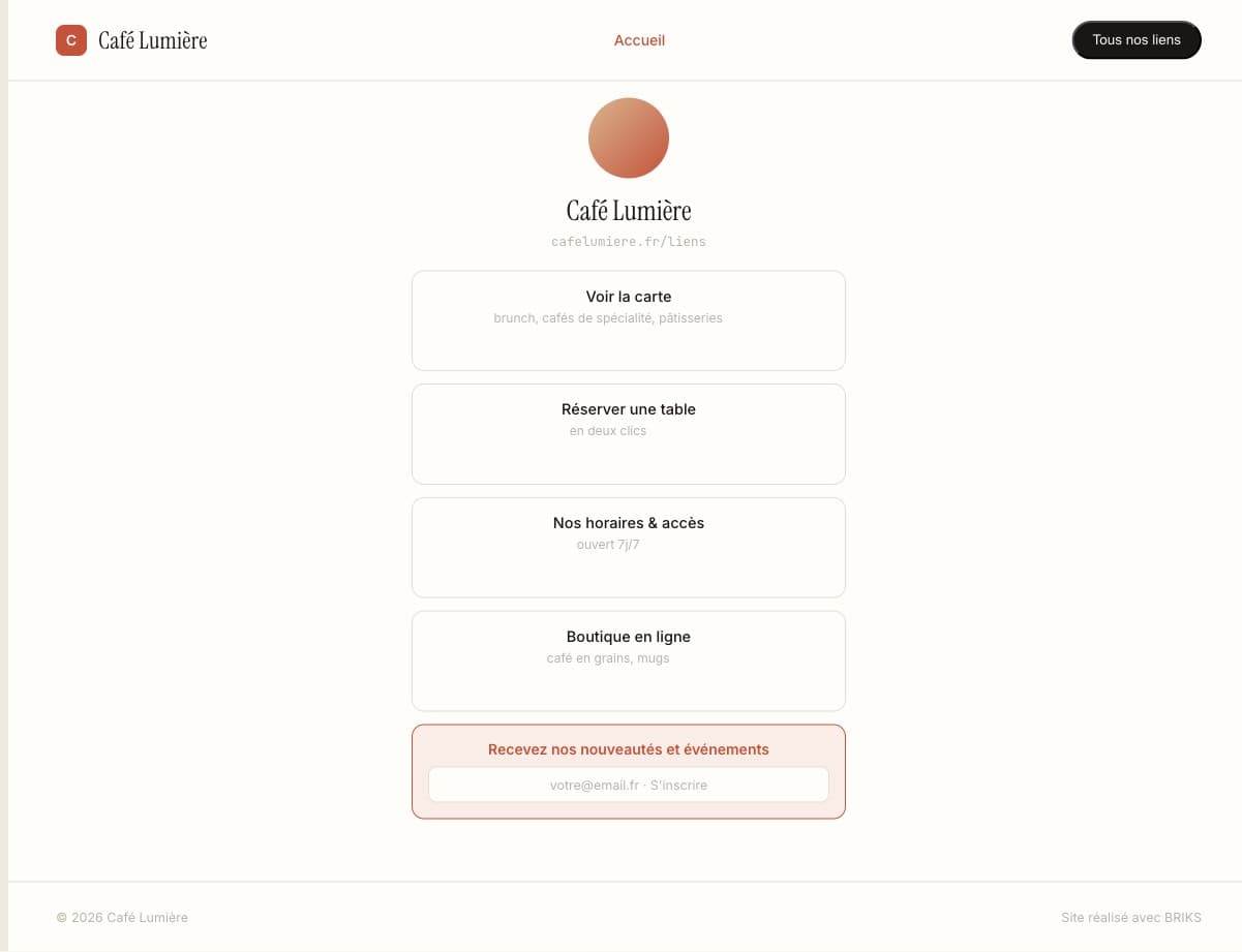 Une page de liens à l'image du Café Lumière avec menu, réservation et réseaux, et le suivi des clics.