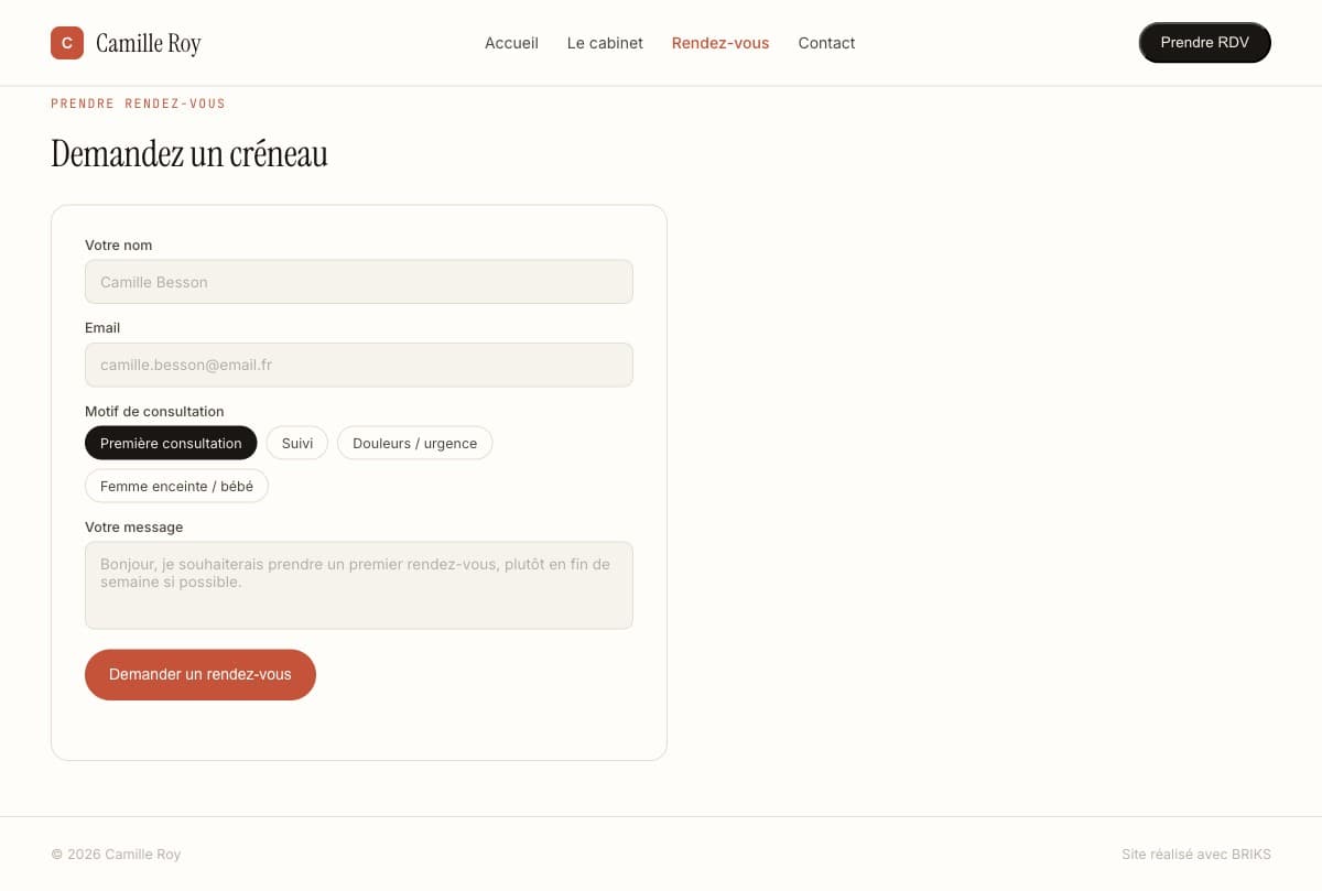 Le même site avec un formulaire de contact, une boîte de demandes triées et un calendrier de rendez-vous.