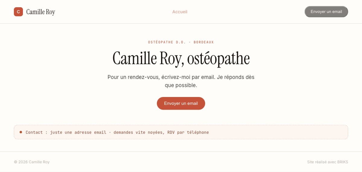 Un site sans formulaire, juste une adresse mail, et une boîte de réception encombrée.